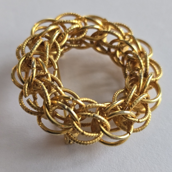 Vintage circle brooch wire loops open wreath gold tone pin - Picture 5 of 7